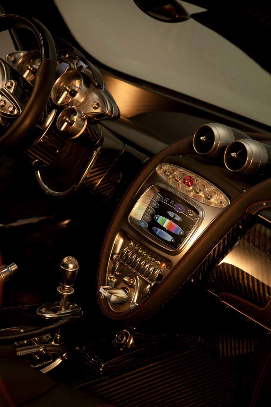 Детали интерьера Pagani Huayra 2012 года  (WW) (фото 11 из 82)